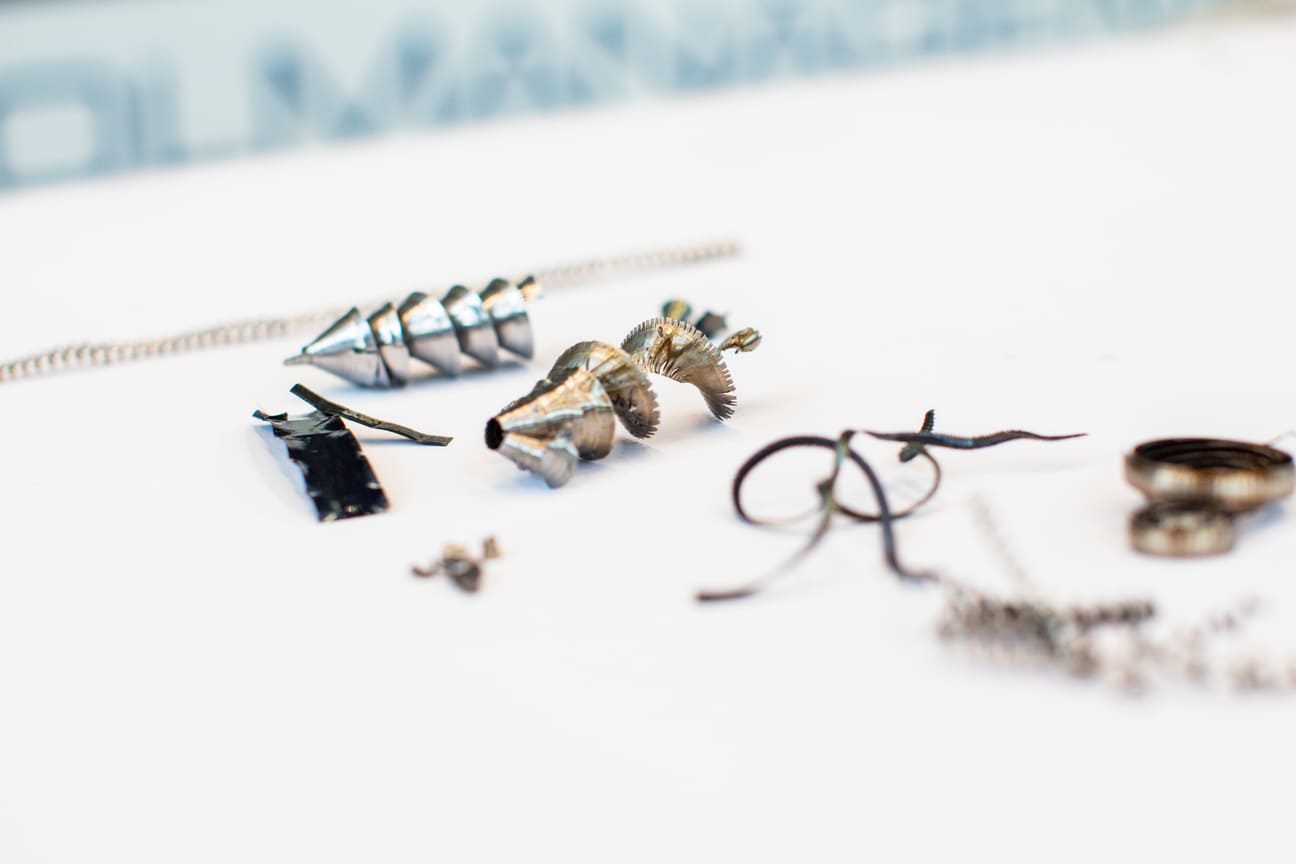 Verschiedene Späne wie Wendelspäne, Bandspäne, Wirrspäne in einer Reihe auf weißem Untergrund