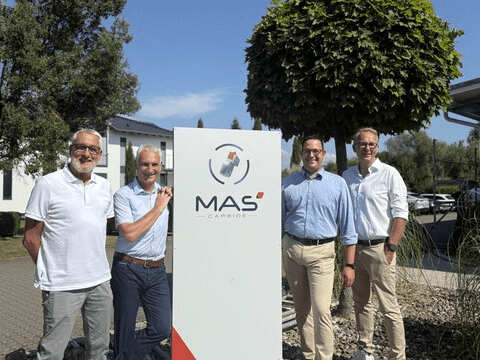 Geschäftsleitung von MAS und von KECK vor dem neuen MAS Carbide Schild